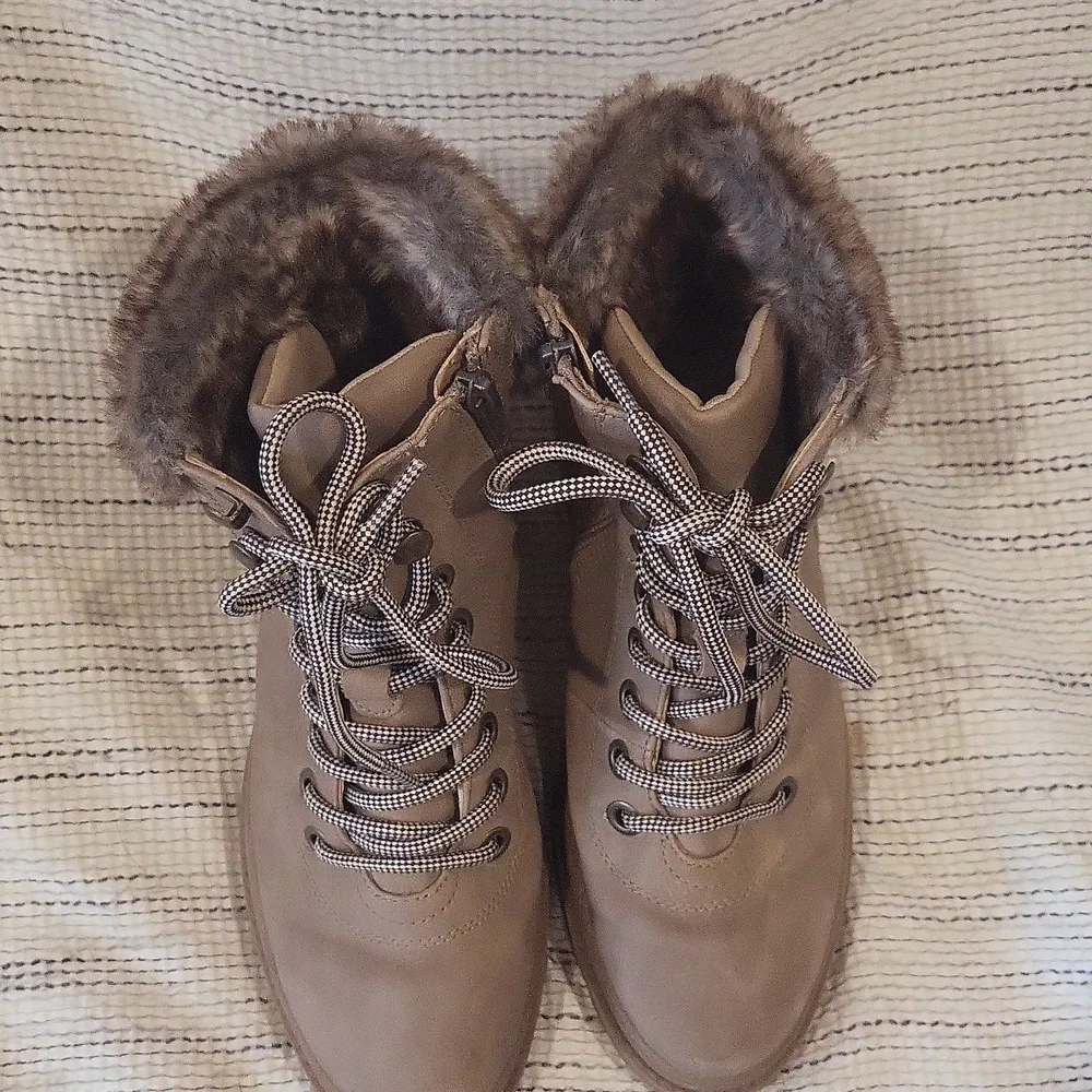 Boots - Picture 3 of 4